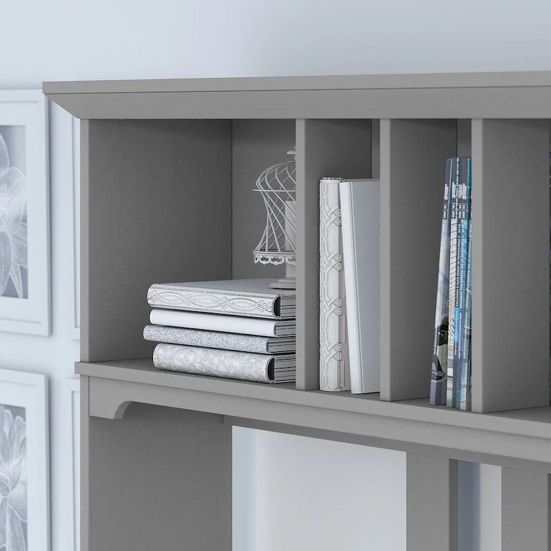 Escritorio en forma de L de 60" con repisa superior y librería en gris Cape Cod