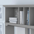 Escritorio en forma de L de 60" con repisa superior y librería en gris Cape Cod