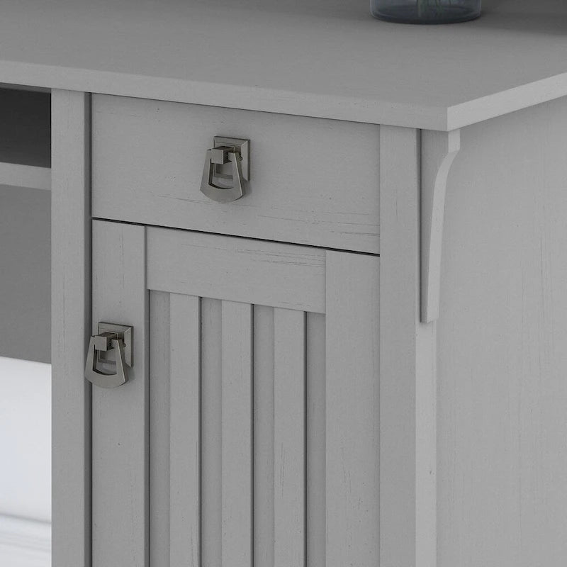 Escritorio en forma de L de 60" con repisa superior y librería en gris Cape Cod