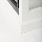 Aparador blanco y negro con tablero de madera marrón – 2 armarios de cristal y 4 cajones
