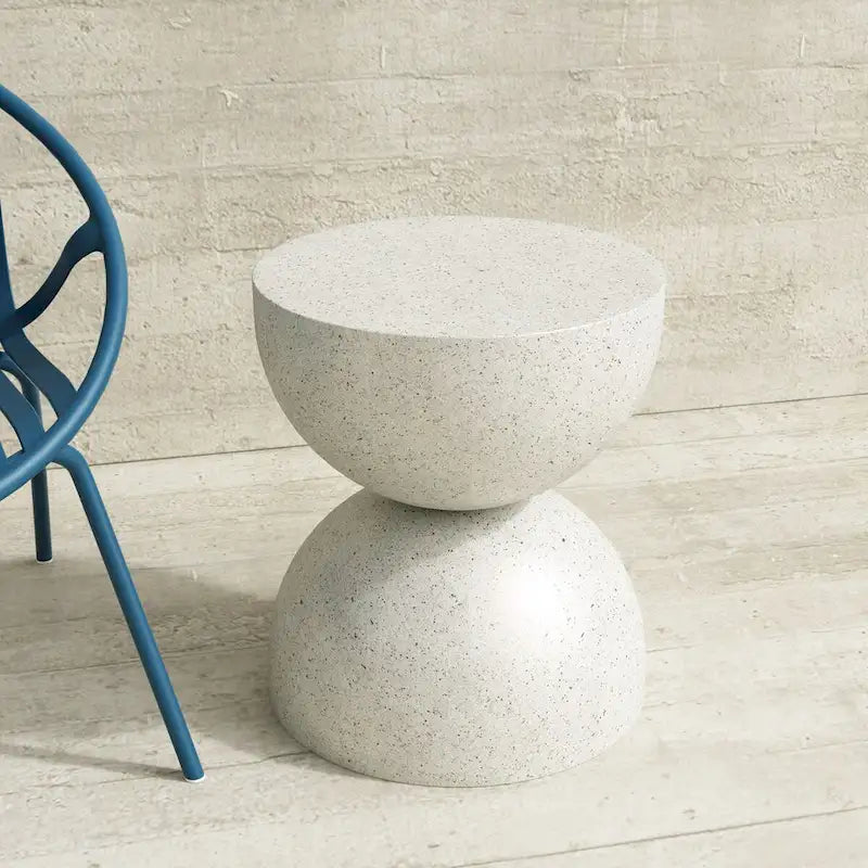 Mesa auxiliar de interior/exterior de piedra blanca con escamas doradas