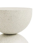 Mesa auxiliar de interior/exterior de piedra blanca con escamas doradas